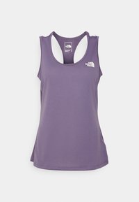 Fioletowy sportowy top bez rękawów z okrągłym dekoltem i fasonem typu racerback. Posiada małe białe logo na klatce piersiowej. Gładka tekstura materiału.