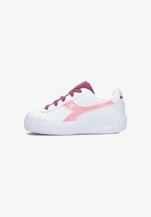 Sneaker bianca con accenti rosa e un logo simile alla pelle scamosciata. Presenta lacci tondi, una suola in gomma testurizzata e una linguetta imbottita.
