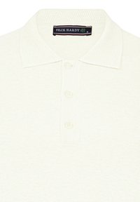 Polo shirt bianco realizzato in tessuto testurizzato, con colletto, patta con tre bottoni e un'etichetta con il logo "Felix Hardy".