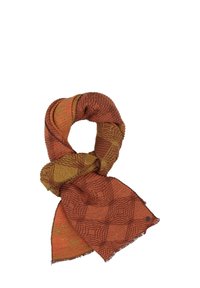Écharpe tricotée dans des tons chauds d'orange et de marron avec des motifs géométriques. Bords effilochés et un petit détail de tag. Texture douce et design flexible.