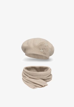 Beret de lână bej cu un design texturat și accente florale brodate deasupra marginii. Sub acesta, o eșarfă infinită din lână moale, asortată.
