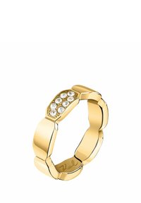 Anello a fascia tono oro con design esagonale impreziosito da sei cristalli chiari incastonati, finitura liscia lucida e dettagli a maglia geometrica.