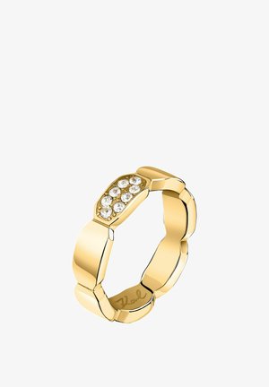 Bague à bande ton or avec un design hexagonal orné de six cristaux clairs incrustés, finition polie lisse et détails de maillons géométriques.