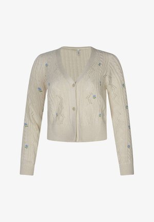 Cremefarbener Strickcardigan mit Zopfmustern und kleinen blauen gestickten Blumen, mit V-Ausschnitt und zwei vorderen Knöpfen.