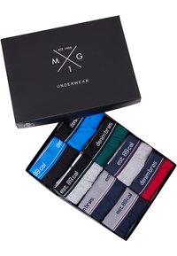 Schachtel mit Herrenunterwäsche in verschiedenen Farben: Blau, Schwarz, Grün, Grau und Rot. Jede Unterhose hat eine unterschiedliche Markenkennzeichnung an den elastischen Taillenbändern.