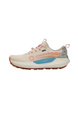 Zapatilla deportiva beige con cordones color coral, detalle lateral azul con la etiqueta "Low Density" y parche en el talón con un patrón en blanco y negro.