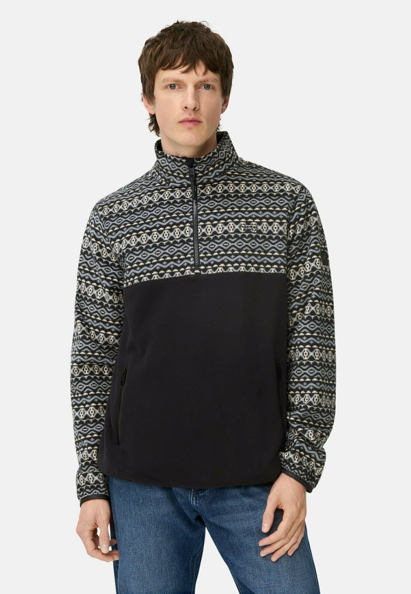 Halv-zip fleecepullover i mønstret grå og marineblå med en ensfarvet sort bund. Har sidelommer og en høj krave. Blød tekstur.