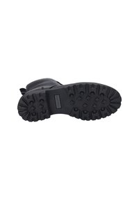 Bota de cuero negra con suela de goma robusta que presenta profundos surcos para mayor tracción. Incluye una pestaña en el talón para facilitar su puesta.