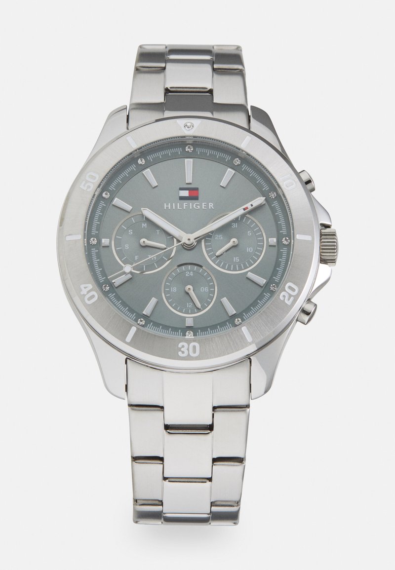 Orologio in acciaio inossidabile argento con quadrante grigio, tre sotto-quadranti e una lunetta lucida. Le caratteristiche includono indici delle ore marcati e un bracciale con chiusura.