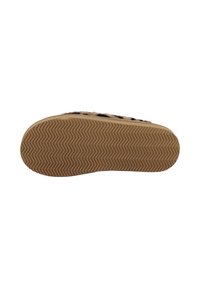 Suola in gomma color sabbia con un motivo a zigzag. La tomaia presenta un materiale soffice multicolore con una texture morbida e una forma arrotondata.