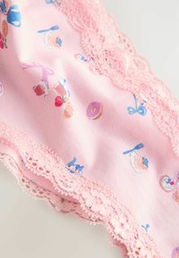 Material roz cu margine din dantelă florală, decorat cu ilustrații mici colorate de deserturi și ustensile.