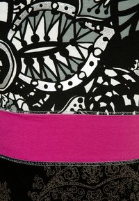 Czarna tkanina z misternymi wzorami w szarości i srebrze, z wyraźnym różowym pasem w talii. Wzór zawiera okrągłe motywy oraz akcenty w paisley.