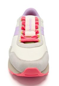 Zapatilla con parte superior de gamuza gris clara, rayas laterales moradas, cordones rosas vibrantes y una suela rosa, con un collar acolchado para mayor comodidad.