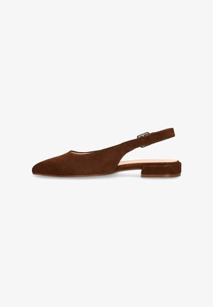 Bruine suède slingback platte schoen met puntige neus en verstelbare gesp op witte achtergrond.