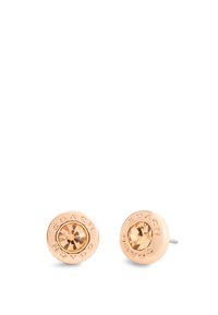 Boucles d'oreilles en or rose avec une pierre centrale facettée de couleur ambre. Le nom de la marque « COACH » gravé entoure la pierre. Finition lisse.