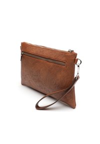 Braune geprägte Lederclutch mit floralem Muster, mit Reißverschluss-Fächern und einem Handgelenkriemen zum Tragen. Glatte Textur, einfaches Design.