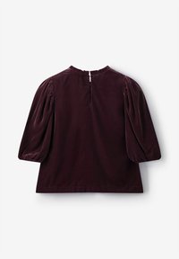 Haut en velours bordeaux foncé avec manches bouffantes, encolure ronde et ouverture en forme de goutte d'eau à l'arrière avec une petite fermeture à bouton.