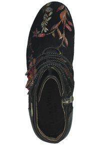 Botín de terciopelo negro con bordados florales, acentos decorativos y cremallera lateral. El interior está forrado con un material suave.