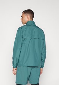 New Balance ESSENTIALS - Løbejakker - new spruce