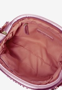 Interno della borsa in satin rosa con due tasche, forma curva, texture liscia e finitura lucida lungo il bordo.