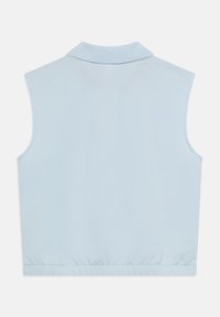 Ljusblå ärmlös topp med krage, ribbad textur och resår i fållen, med enkla och rena linjer.