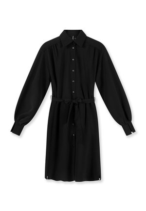 Zwarte jurk met lange mouwen, kraag, knoopsluiting aan de voorkant, verstelbare tailleband en omgeslagen mouwen, afgebeeld op een witte achtergrond.