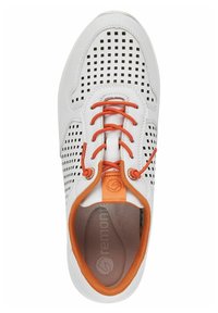 Chaussure de sport blanche avec un design perforé, des lacets orange et un col rembourré. Logo sur la languette, doublure intérieure douce et semelle texturée.