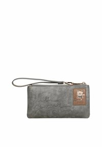 Funda de cuero gris con texto grabado "Con tus HISTORIAS," que presenta un parche rectangular marrón con un motivo de gato de dibujos animados y una correa para la muñeca.