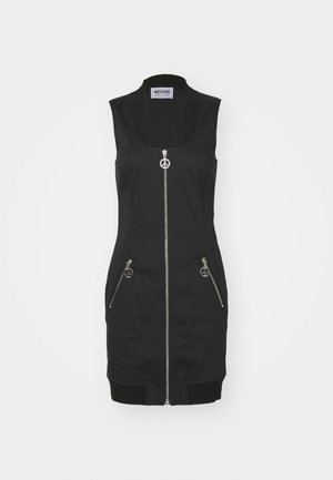 Robe sans manches noire avec un décolleté plongeant, fermeture éclair à l'avant et poches latérales. Équipée de matériel en forme de signe de paix argenté et d'un ourlet côtelé.