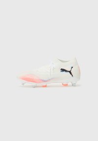 Weiße Fußballschuhe mit einem Farbverlauf in Rosa und Blau, strukturiertem Obermaterial, integriertem Sockenkragen, schwarzem Logo und klaren Stollen.