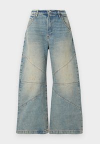 Φαρδιά παντελόνια τζιν ανοιχτού μπλε χρώματος με ψηλή μέση, κούμπωμα με κουμπί και φερμουάρ, μπροστινές τσέπες και διαγώνιες λεπτομέρειες στη ραφή.