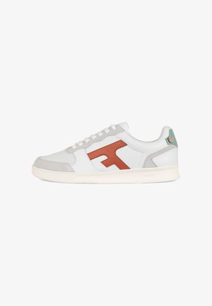 Baskets blanches avec des accents orange et des panneaux en cuir suédé gris. Présentent une tige texturée, des lacets plats et un petit onglet au talon en teal.