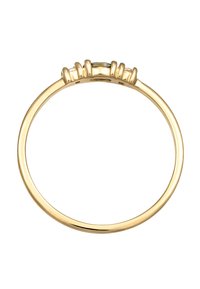 Goldring mit einem glatten Band und fünf in Krappen gefassten Edelsteinen, wobei ein zentraler Stein von kleineren Akzenten flankiert wird.