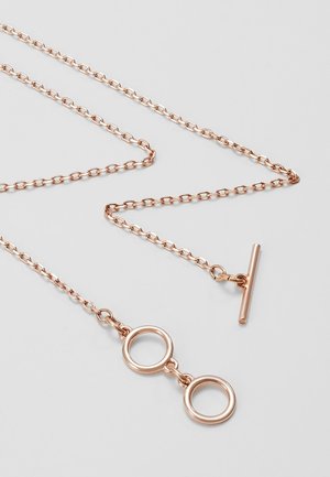 Rosaguldkæde med to cirkulære vedhæng og en vippe-lås på en lys grå baggrund.