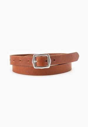 Ceinture en cuir marron présentant une boucle carrée en métal argenté, avec une texture lisse et plusieurs trous pour l'ajustement de la taille.