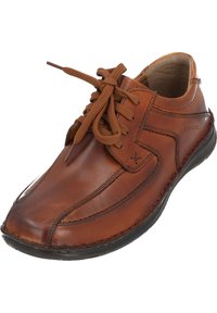 Brązowy skórzany but z okrągłym noskiem, kontrastowym przeszyciem i brązowymi sznurówkami. Posiada teksturowaną powierzchnię i gumową podeszwę dla lepszej przyczepności.
