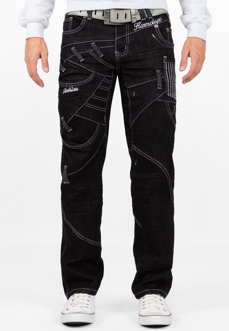 I jeans in denim neri presentano cuciture bianche a contrasto, molteplici tasche, un motivo distintivo e una cintura con una fibbia grigia.