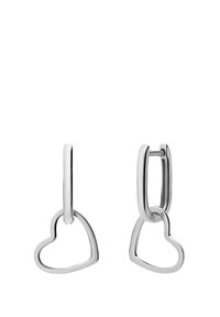 Boucles d'oreilles en argent avec un charm en forme de cœur, présentant une finition lisse et un design relié, créant un look minimaliste.