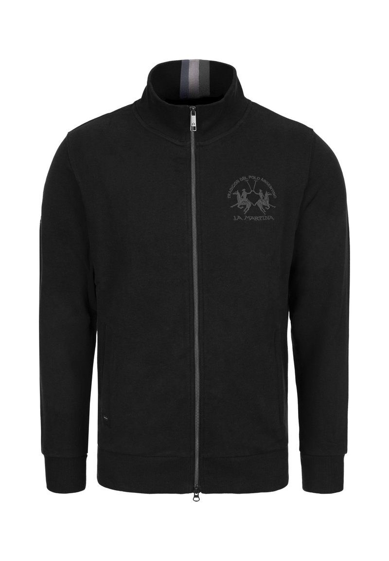 Zwarte zip-up jack met een hoge kraag, ribgebreide manchetten en zoom. De voorkant aan de linkerzijde van de borst heeft een subtiel logo-ontwerp, vervaardigd van zachte stof.