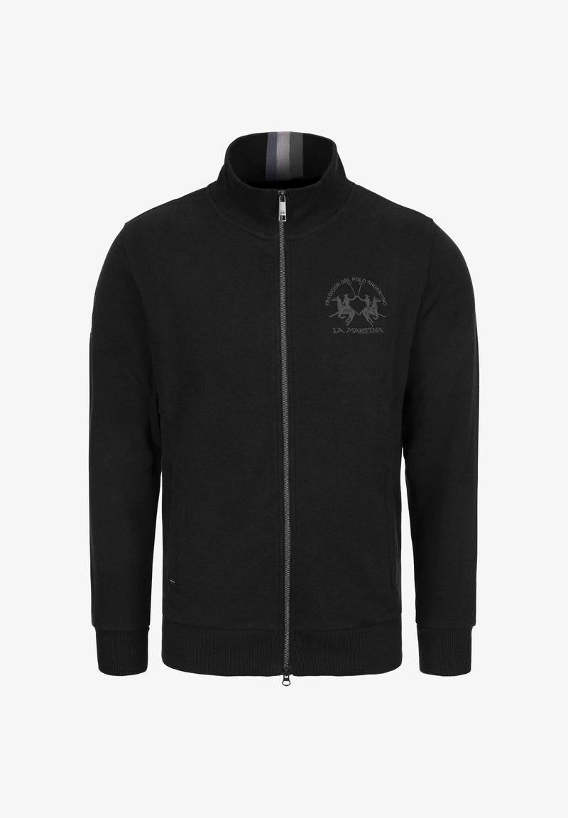 Zwarte zip-up jack met een hoge kraag, ribgebreide manchetten en zoom. De voorkant aan de linkerzijde van de borst heeft een subtiel logo-ontwerp, vervaardigd van zachte stof.