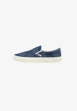 Sneaker slip-on blu con suola bianca e logo Vans sul lato, con motivo a tessuto intrecciato strutturato.