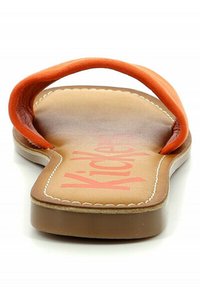 Orange ruskind tøffel med en brun læder sål og hvid syning. Har "Kickers" branding i pink på indersålen.