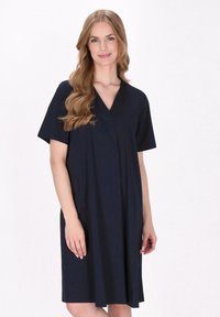 Marineblaues Kurzarmkleid mit V-Ausschnitt und plissiertem Design. Hergestellt aus glattem Stoff, hat eine lässige Passform und endet oberhalb des Knies.