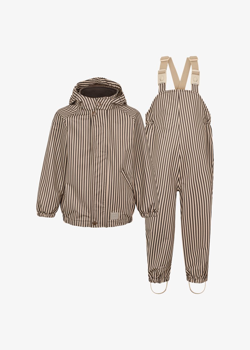 Ensemble de veste de pluie à rayures imperméable et de salopette en marron et crème, dotés de poignets élastiques, de bretelles réglables et d'une capuche.