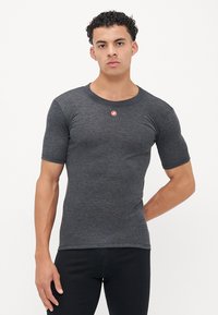 Kurzärmliges, dunkelgraues Sportshirt aus strukturiertem Stoff, mit Rundhalsausschnitt und kleinem roten Logo auf der Brust.