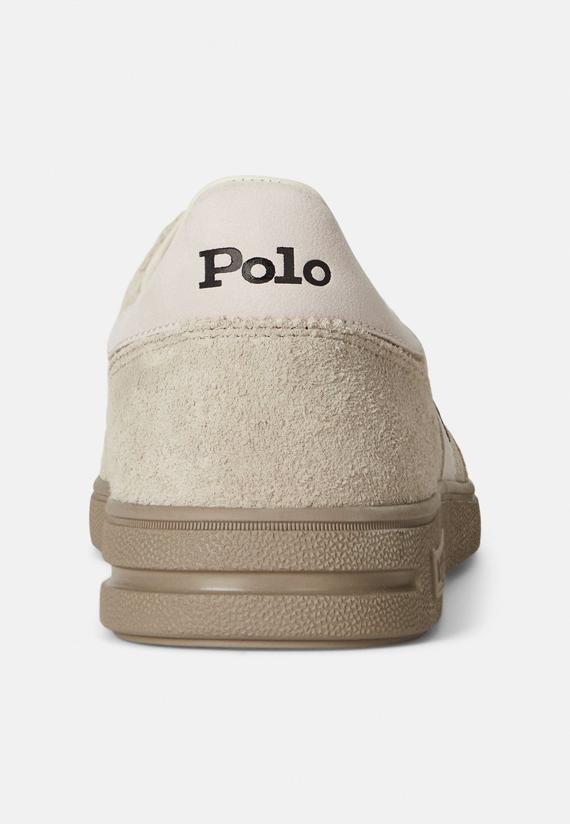 Beige Wildledersneaker mit strukturierter Oberfläche, ausgestattet mit einer braunen Gummisohle und schwarzem "Polo"-Logo an der Ferse.