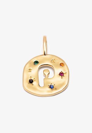 Guld metal pendant i en abstrakt form med en central udkæring, prydet med farverige ædelsten: grønne, blå, sorte, pink og orange accenter.