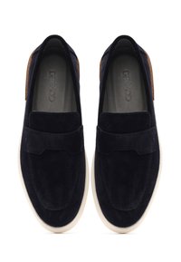 Marineblaue Wildleder-Loafer mit runder Form, elastischen Einsätzen und einer weißen Gummisohle. Mit einem kleinen Ausschnitt im Obermaterial.