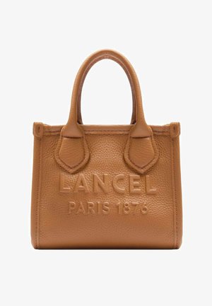 Petit sac à main en cuir tanné texturé de couleur camel avec double anses et logo embossé "LANCEL PARIS 1876" sur le devant.
