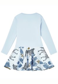 Himmelblaues langärmliges Kleid mit tailliertem Oberteil und schwingendem Rock, verziert mit schwarz-weißen Zebras und blauen Laubmustern.